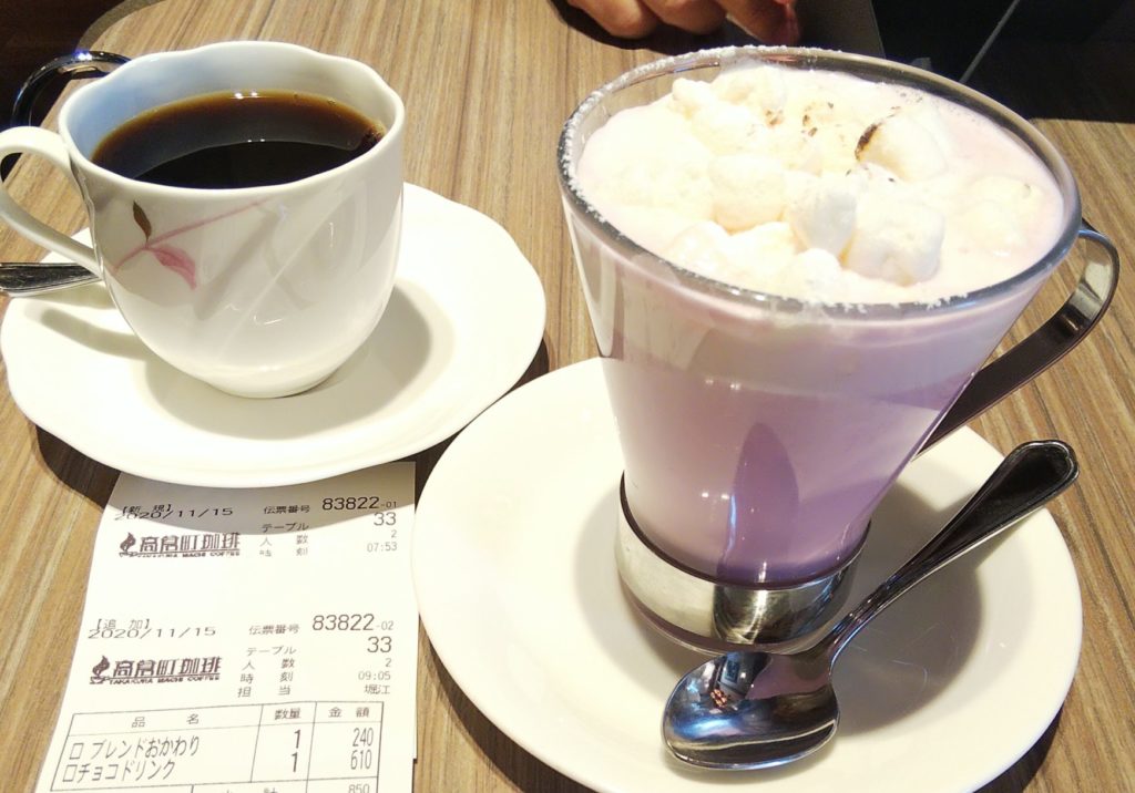 ブレンドコーヒーとピンクチョコレートドリンク