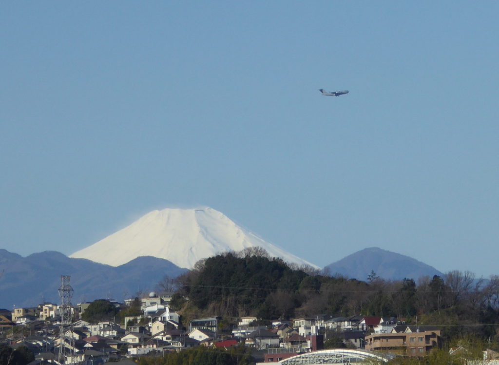 富士山と横田基地に向かう米軍の輸送機