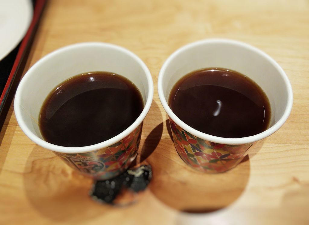 ブレンドコーヒー（左）とゲイシャコーヒー（右）