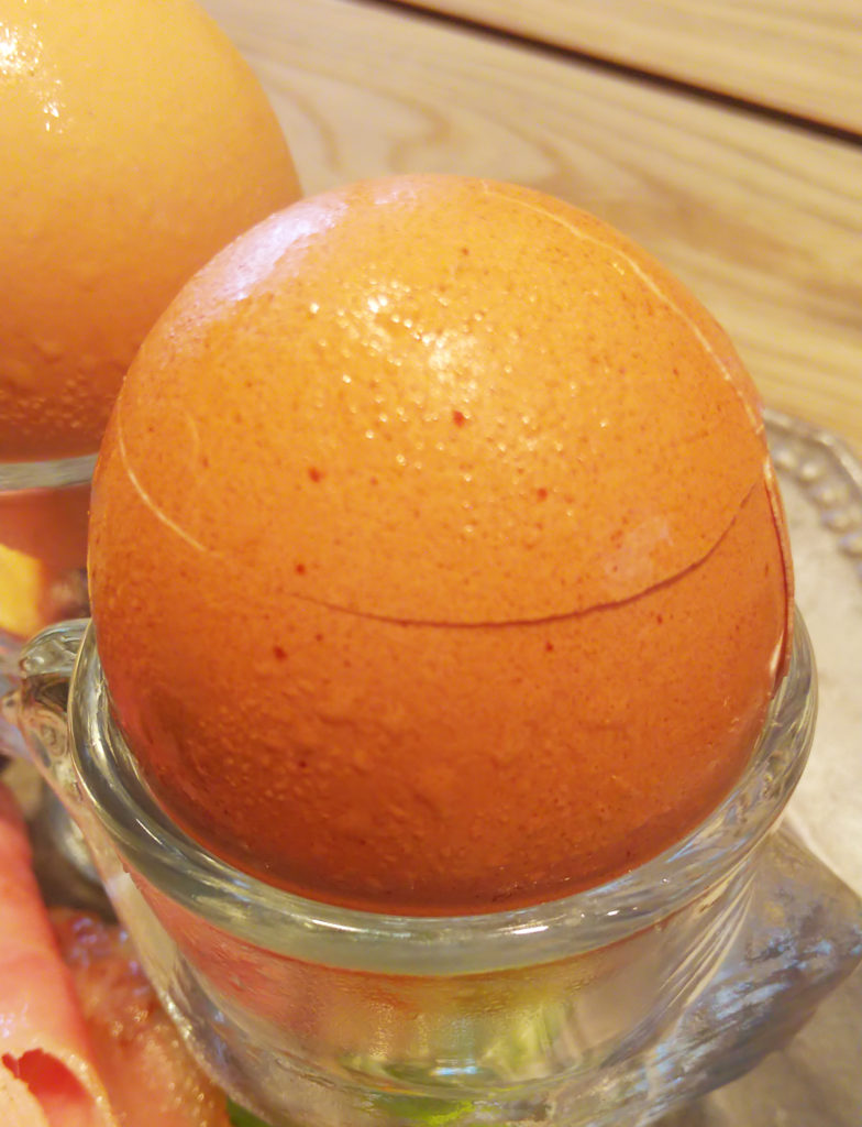 エッグシェルカッターでヒビの入った卵