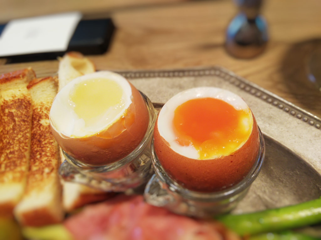 ムイエットプレートの二種類の半熟茹で卵