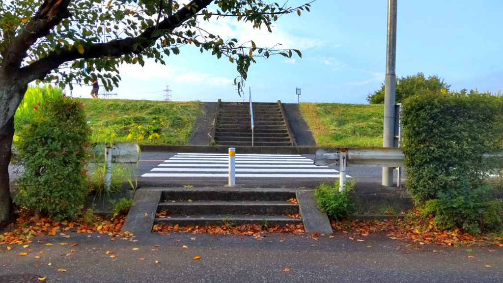 多摩川の土手にのぼる階段